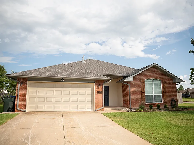 2916 E Lake Dr — Photo 1