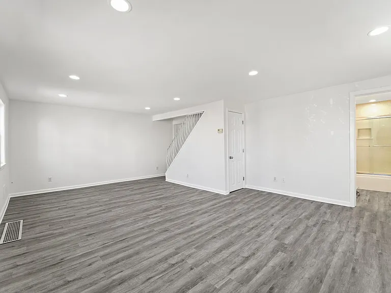 133 Augusta St — Photo 4