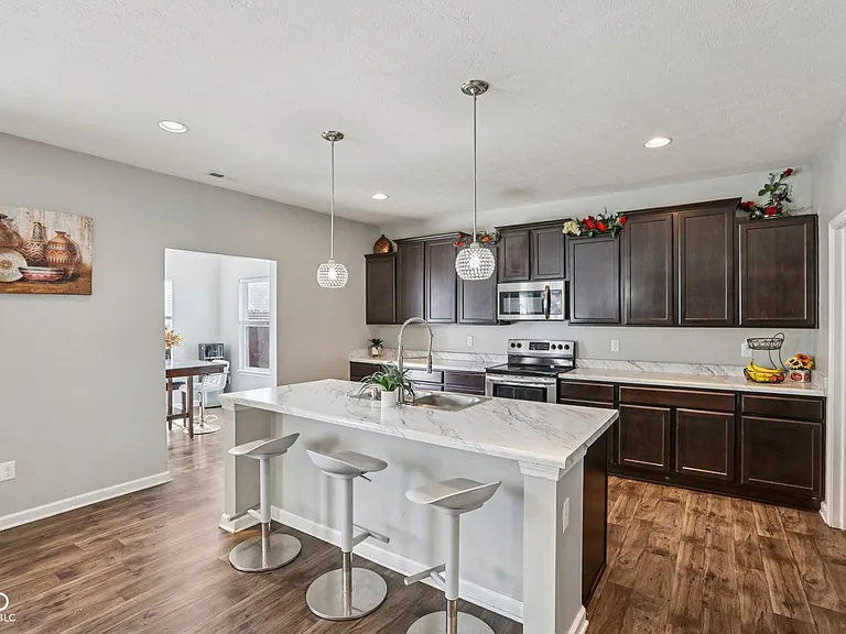 6673 Laurelwood Dr — Photo 14