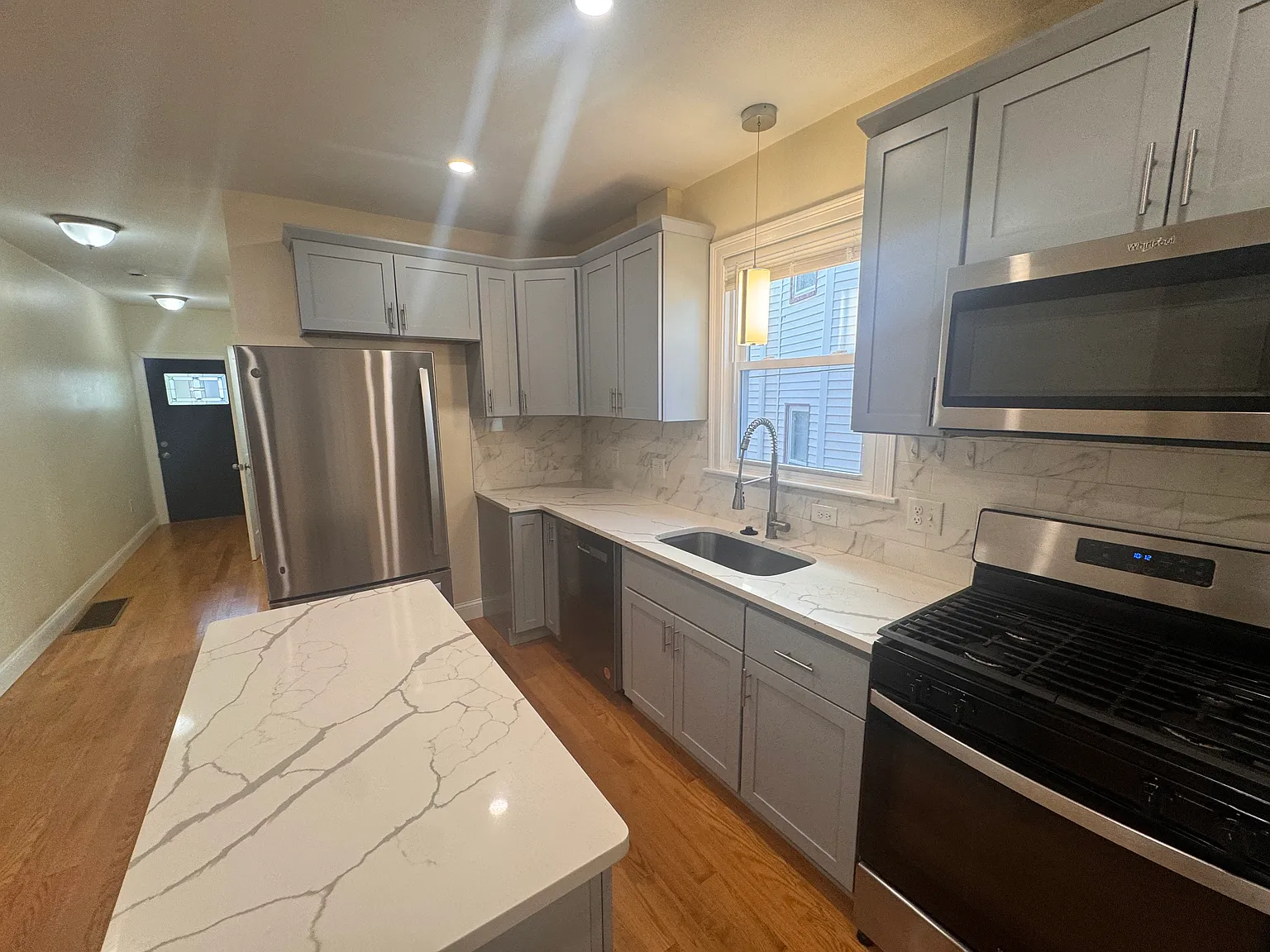 2 bed, 973 sqft, $3,500 — Photo 3