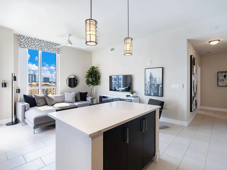 250 SW 11th St #201 — Photo 30