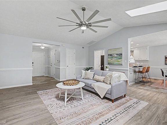 5th image of 294 Buttercup Ln