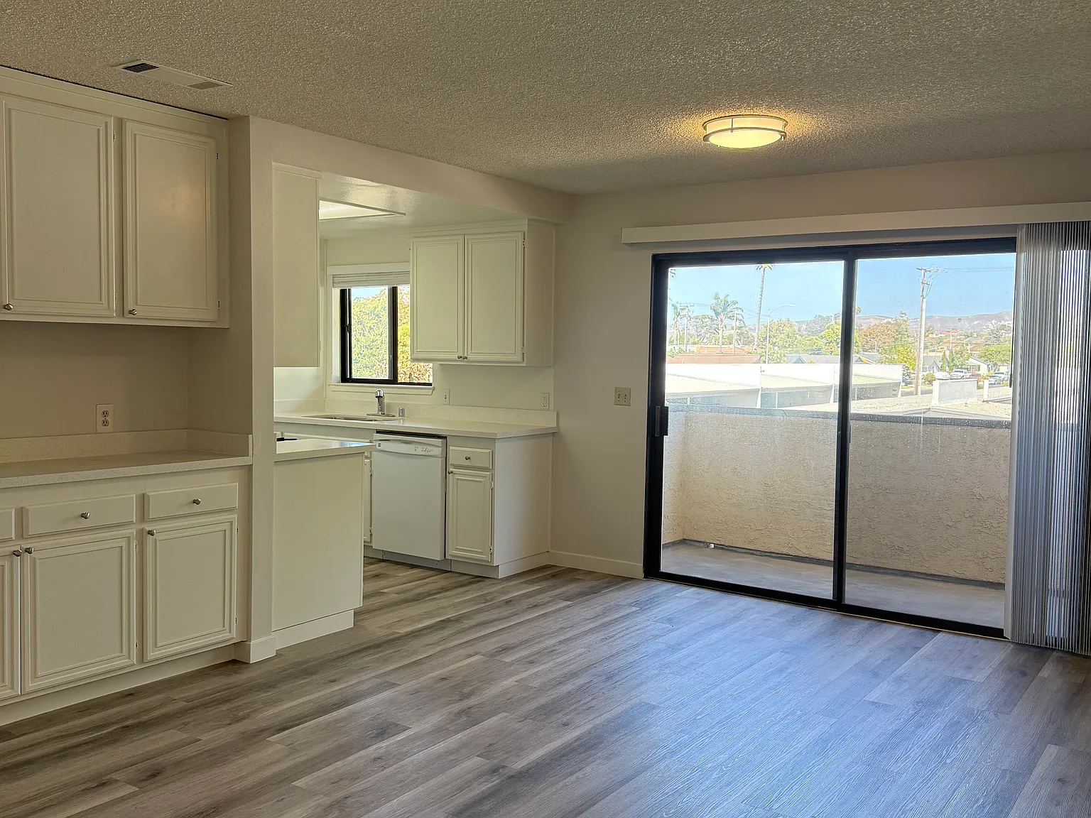 1001 E Cypress Ave — Photo 3