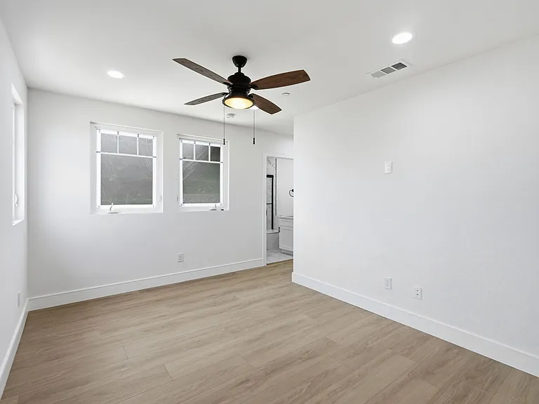 1822 1/2 S Harvard Blvd — Photo 26