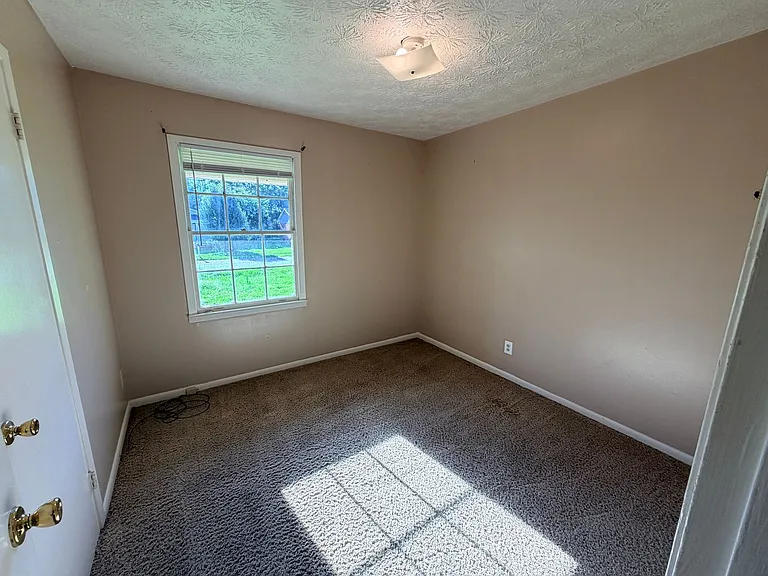 408 S College St — Photo 6