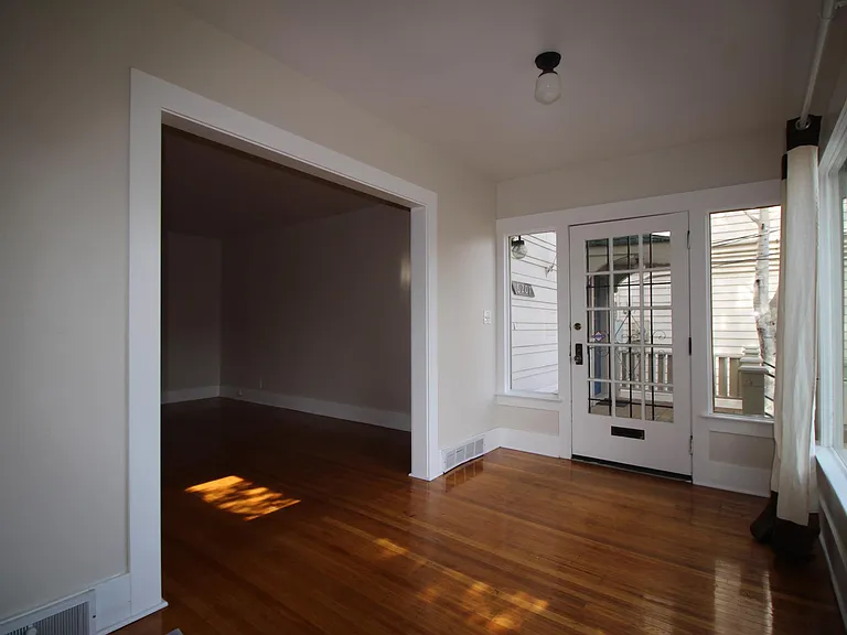 6207 Phinney Ave N — Photo 2