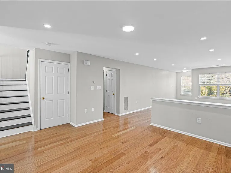 302 Wellington Park Dr — Photo 9
