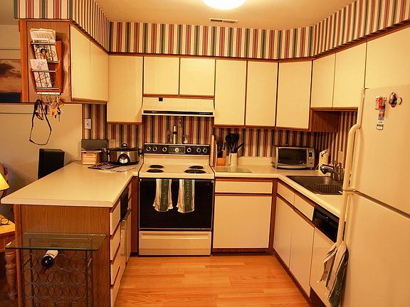 Kitchen has hardwood laminate flooring and all appliances convey