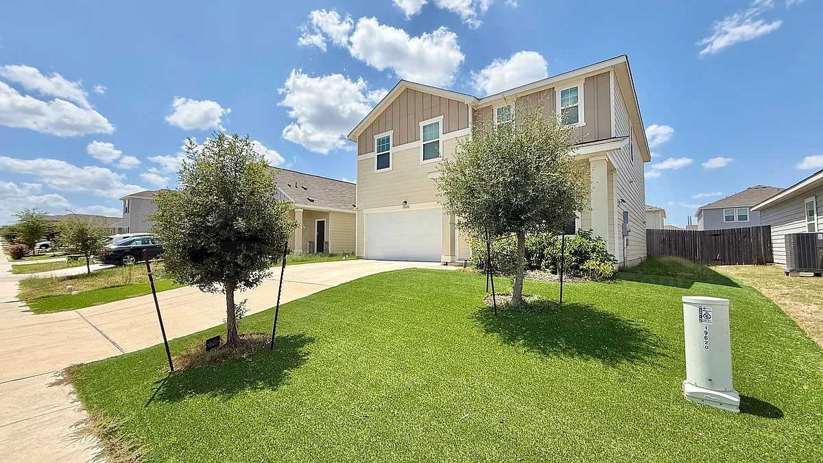 4 bed, 2.5 bath, 2338 sqft, $2,325 — Photo 2
