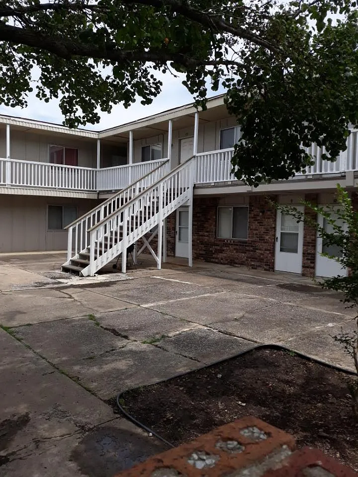 2 bed, 800 sqft, $775 — Photo 1