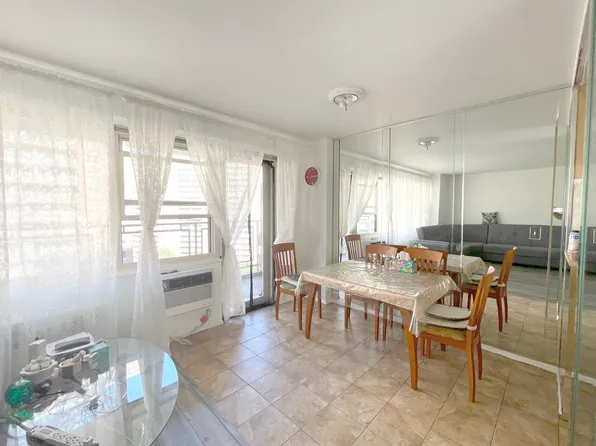 2940 West 5th Street image 2 of 28