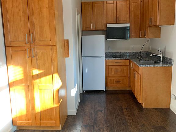 3rd image of 726B Laurel Ave