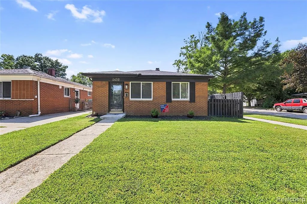 3 bed, 1.0 bath, 1000 sqft, $1,800 — Photo 1