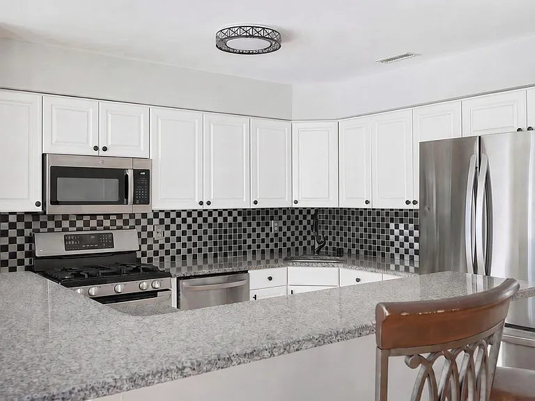 Kitchen w/Breakfast Bar