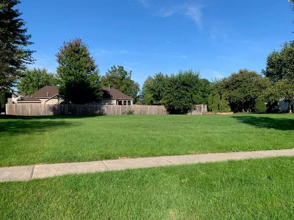70 E Lynn St, South Elgin, IL 60177