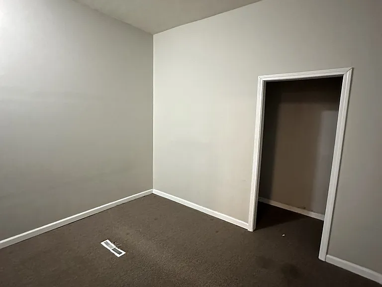 810 E 8th St — Photo 14