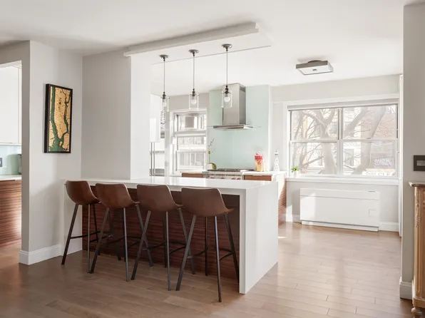 70 East 10th Street image 2 of 10