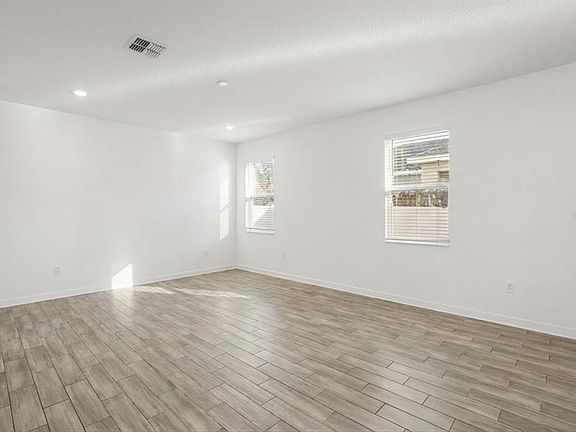 4th image of 2999 Addison Blvd