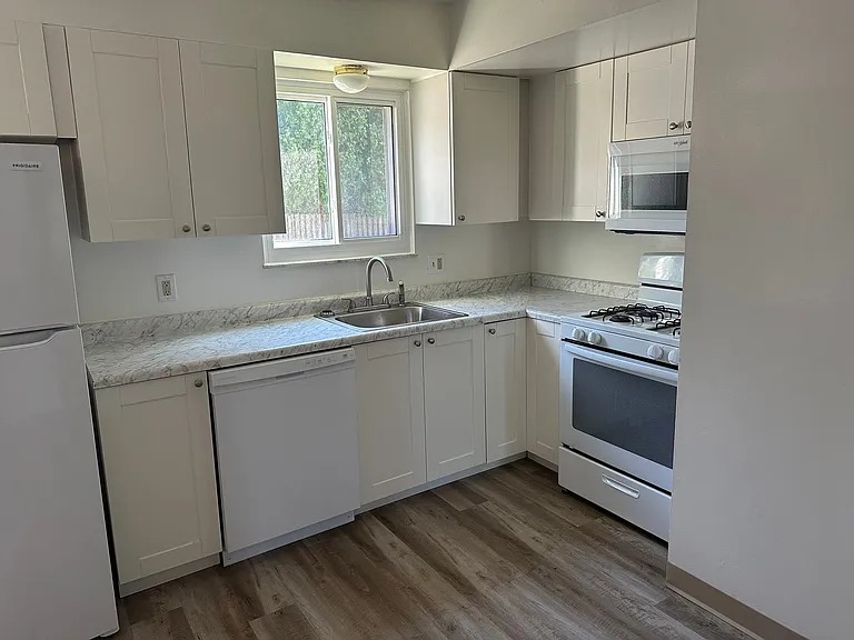 670 Loomis Ave — Photo 6