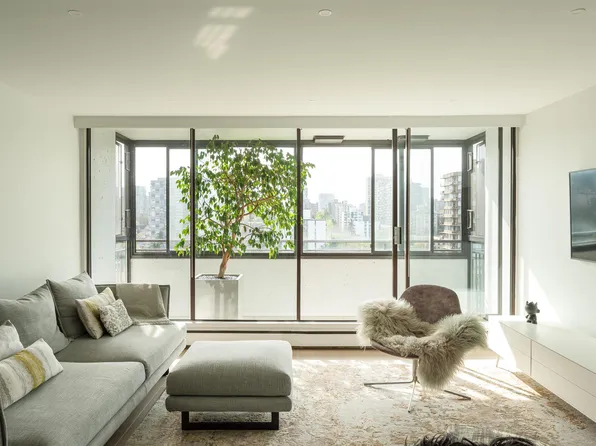 1725 Pendrell St #1806, Vancouver, BC V6G 2X7