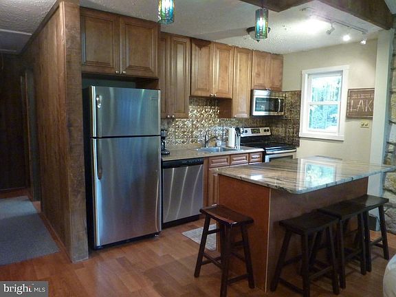 4th image of 20 Wood St