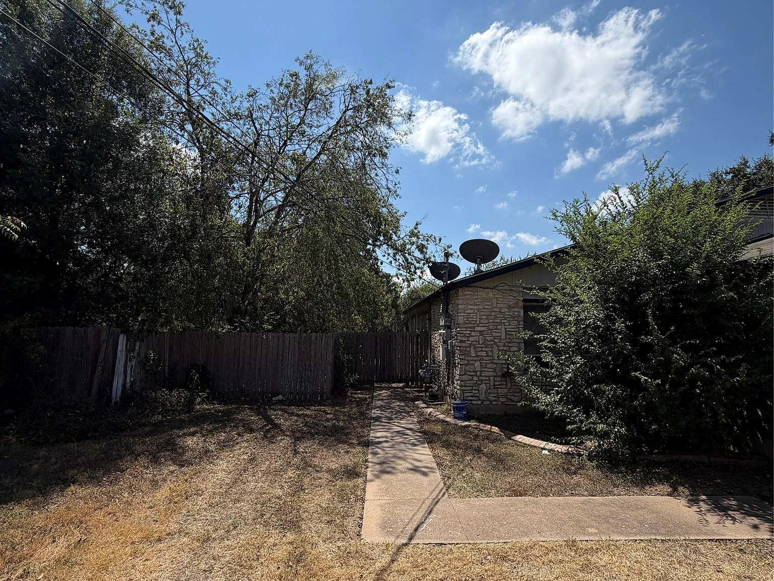 3 bed, 2.0 bath, 966 sqft, $1,550 — Photo 1