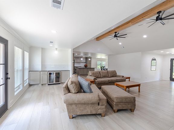 4th image of 221 Peach Ridge Dr