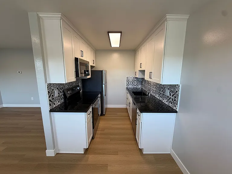 ROYALE APARTMENTS — Photo 30