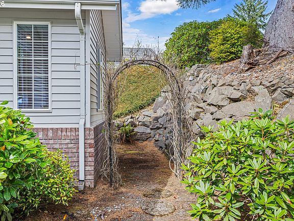 5th image of 3619 Ocean View Dr