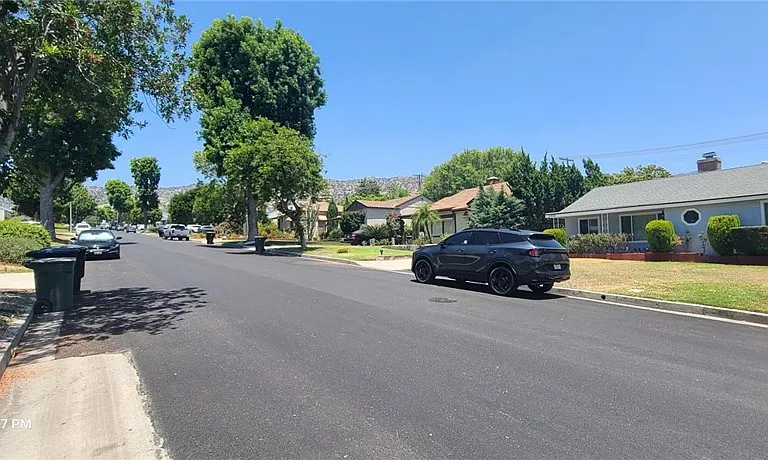 2403 N Lamer St — Photo 3