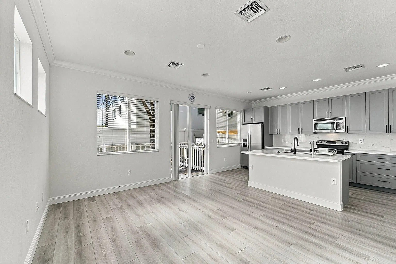 3 bed, 2109 sqft, $3,900 — Photo 2