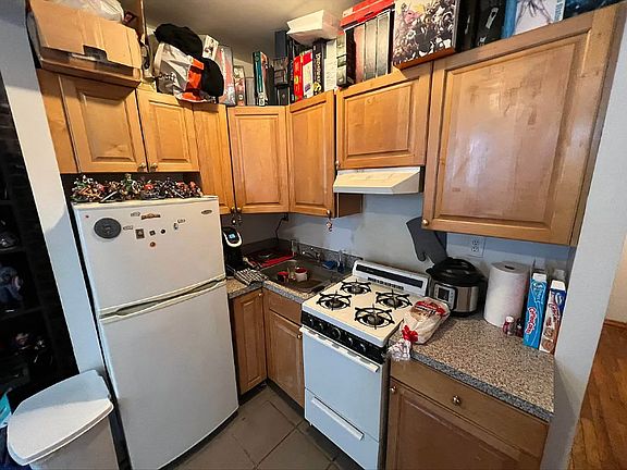 4th image of 449 W 37th St APT 4RE