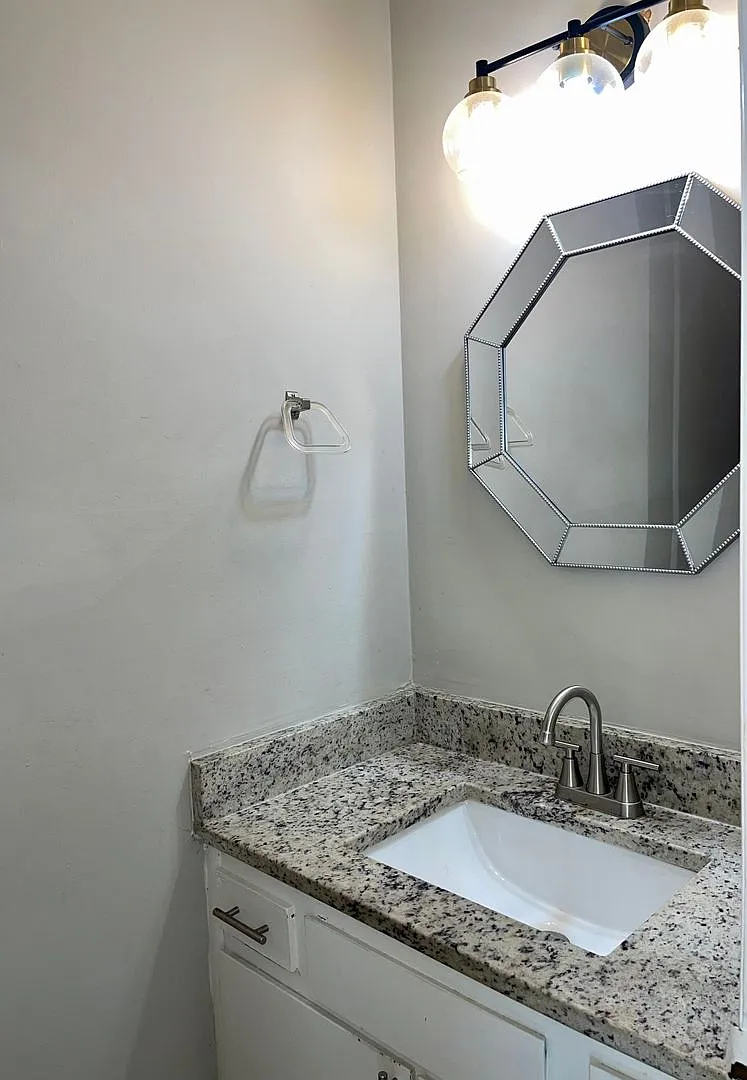 945 Silverwood Drive — Photo 3