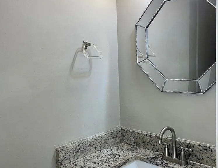 945 Silverwood Dr — Photo 3
