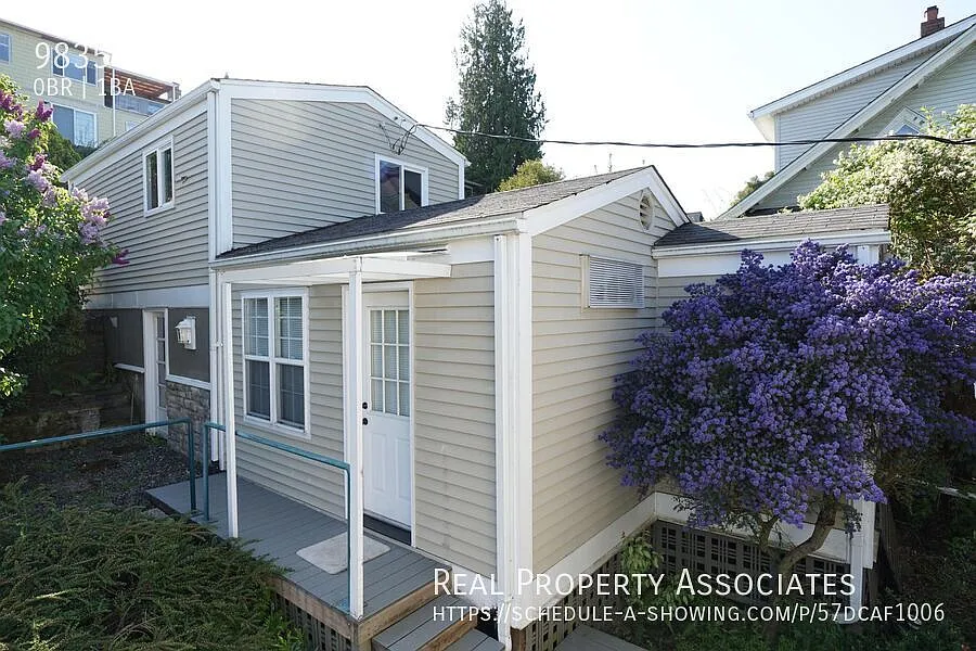 Spacious Duplex Studio with a One Car Garage and a Walk-In Closet — Photo 1