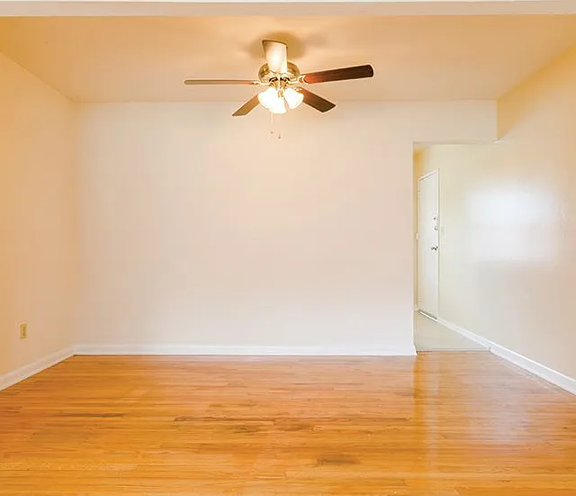 Country Club Apartments — Photo 8