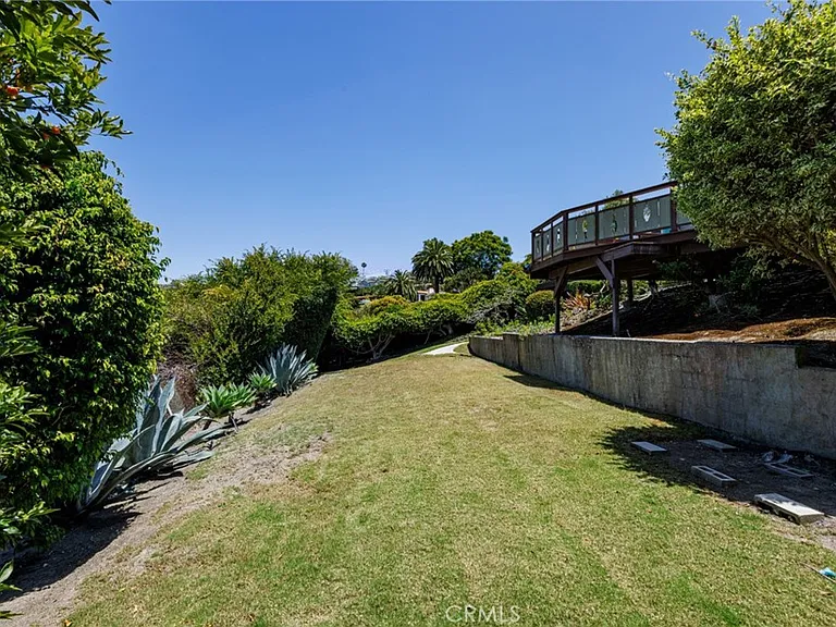1840 Temple Hills Dr — Photo 47