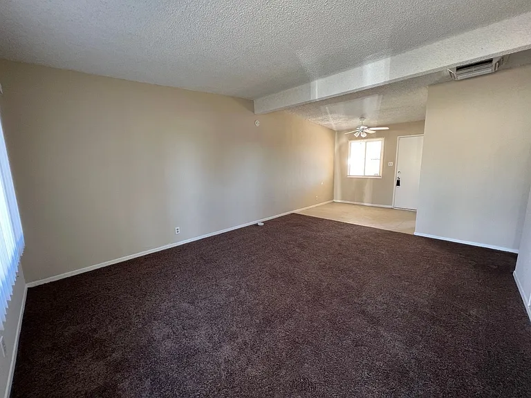 312 Sahara Dr — Photo 2
