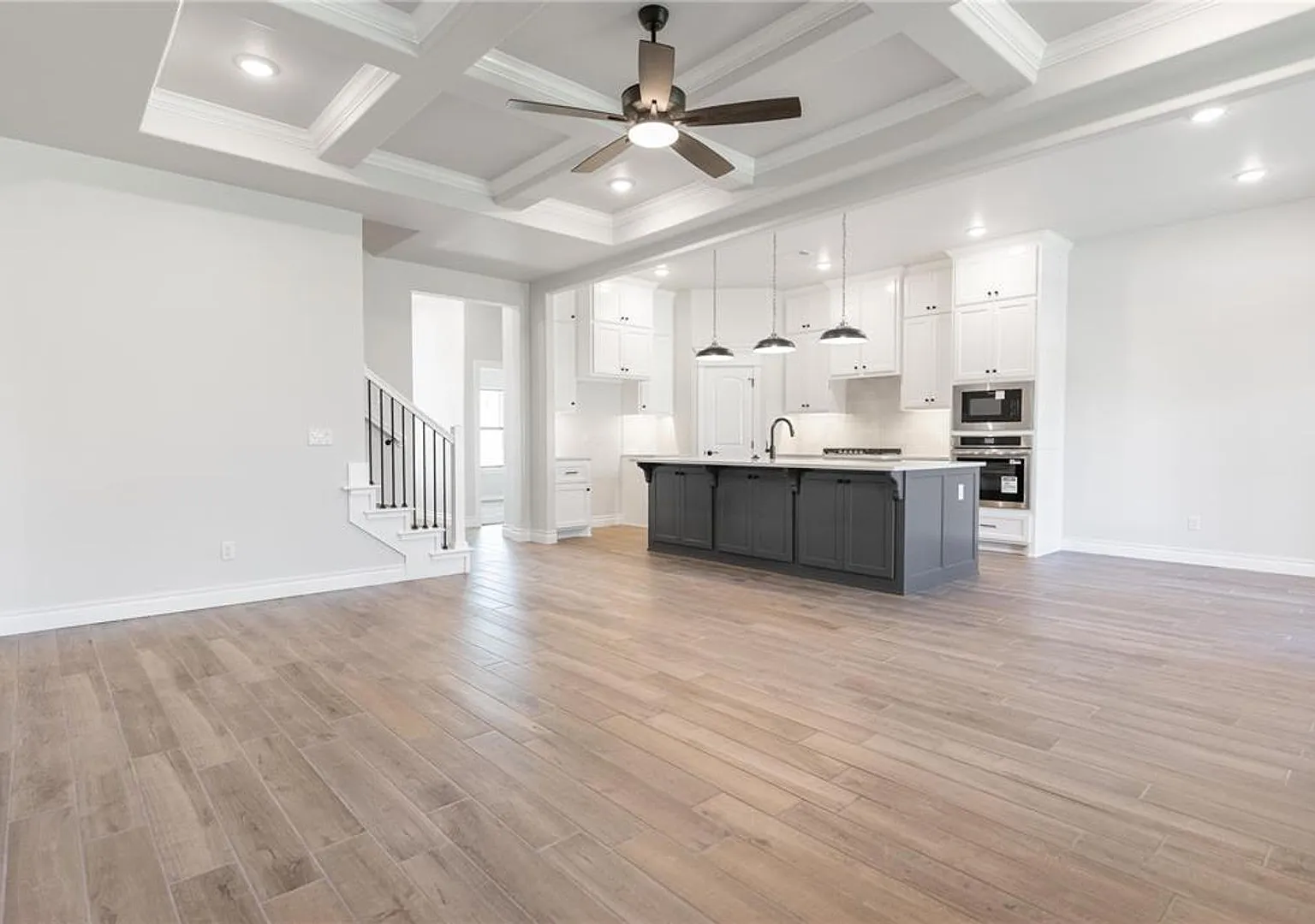 Very Nice brand new 4 bedroom 3 bath home in Edmond schools — Photo 2