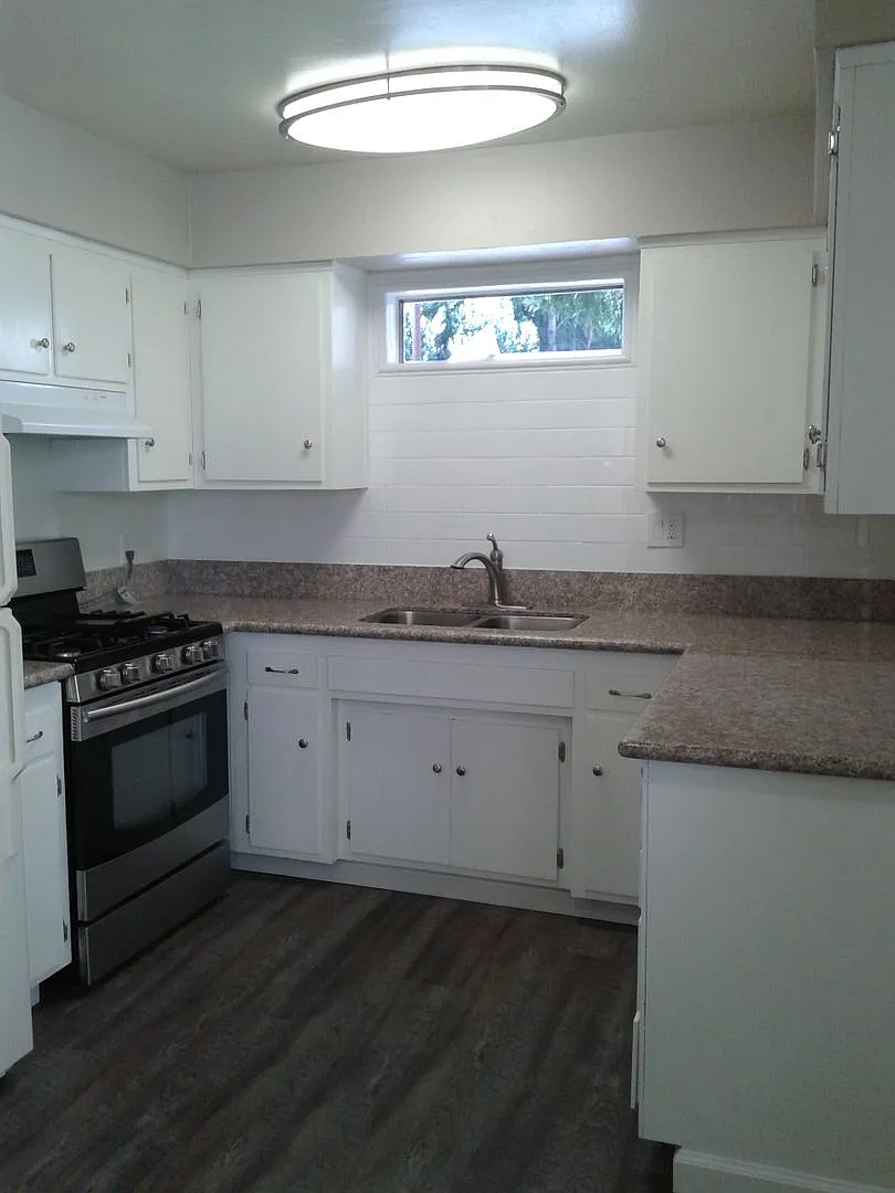 Desirable Midtown Neighborhood Apartment Available Now — Photo 1
