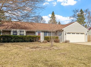 323 Arapahoe Trl, Carol Stream, IL 60188