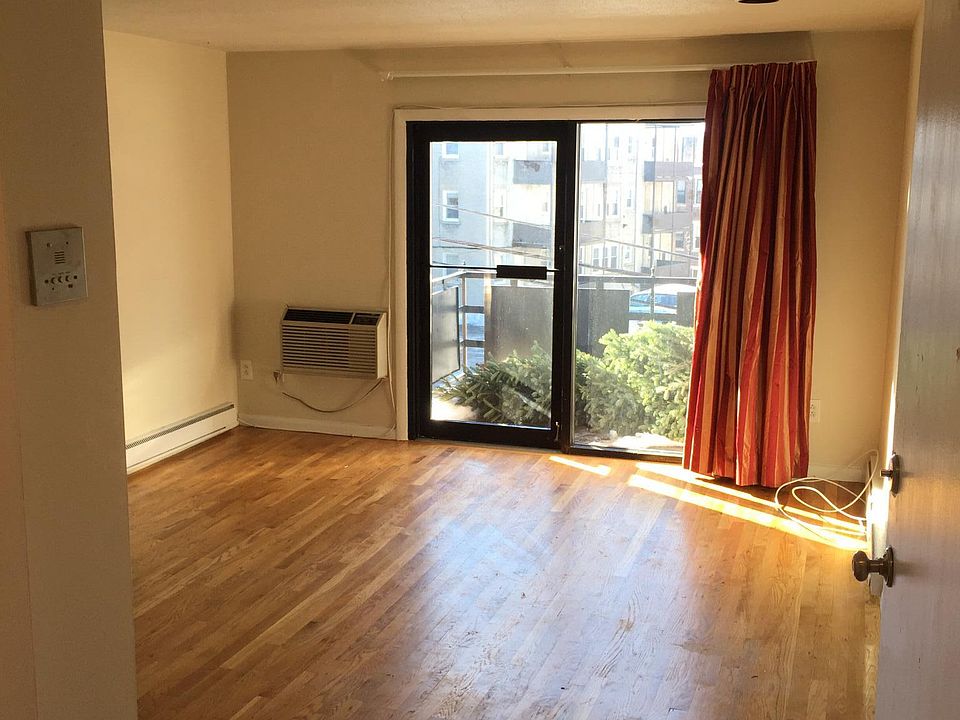 2nd image of 18 Euston St #16