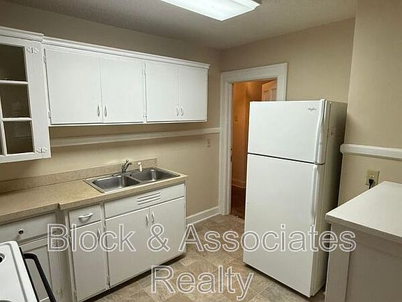 2nd image of 220 S Elm St APT 1