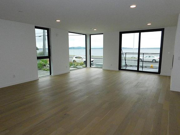 3rd image of 2116 Alki Ave SW #102-2116AL