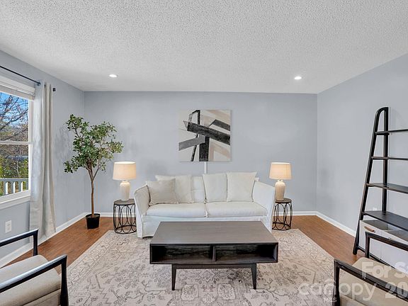 5th image of 206 Ross Ct
