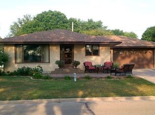 302 N 7th St, Bellevue, IA 52031