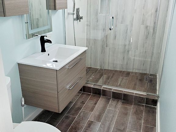 2nd Floor Bathroom

