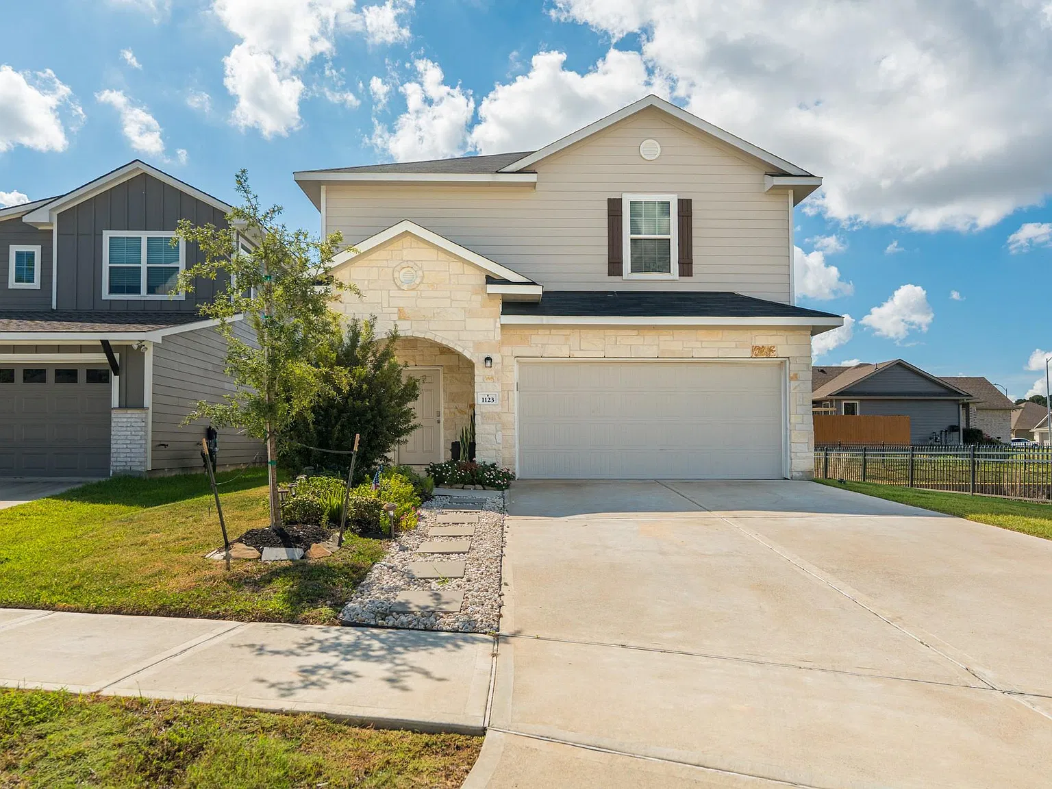 3 bed, 2.5 bath, 2427 sqft, $2,300 — Photo 2