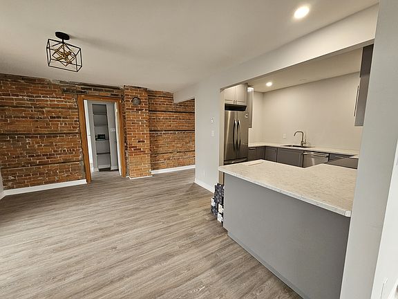 5th image of 7 Rideau St #A