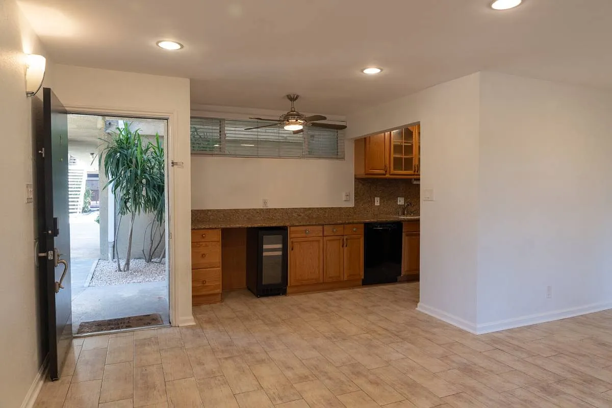 465 S Los Robles Ave #2 in Pasadena, CA 91101 — Photo 3